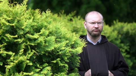 Pārsūdz spriedumu bijušā katoļu draudzes prāvesta Damberga lietā par bērna seksuālu izmantošanu