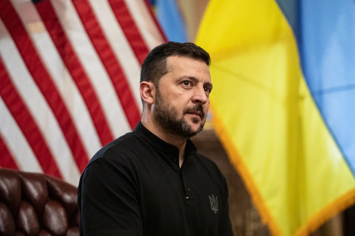 Volodõmõr Zelenskõi USA ja Ukraina lippude taustal.
