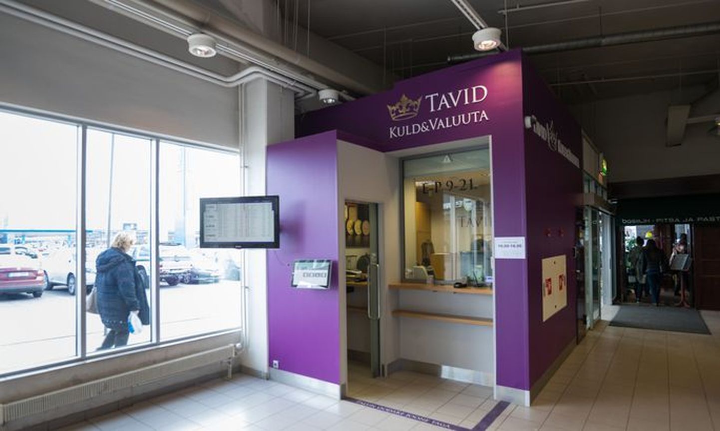 Пункт обмена валют Tavid и ювелирный магазин в тороговом центре Sikupilli в Таллинне.