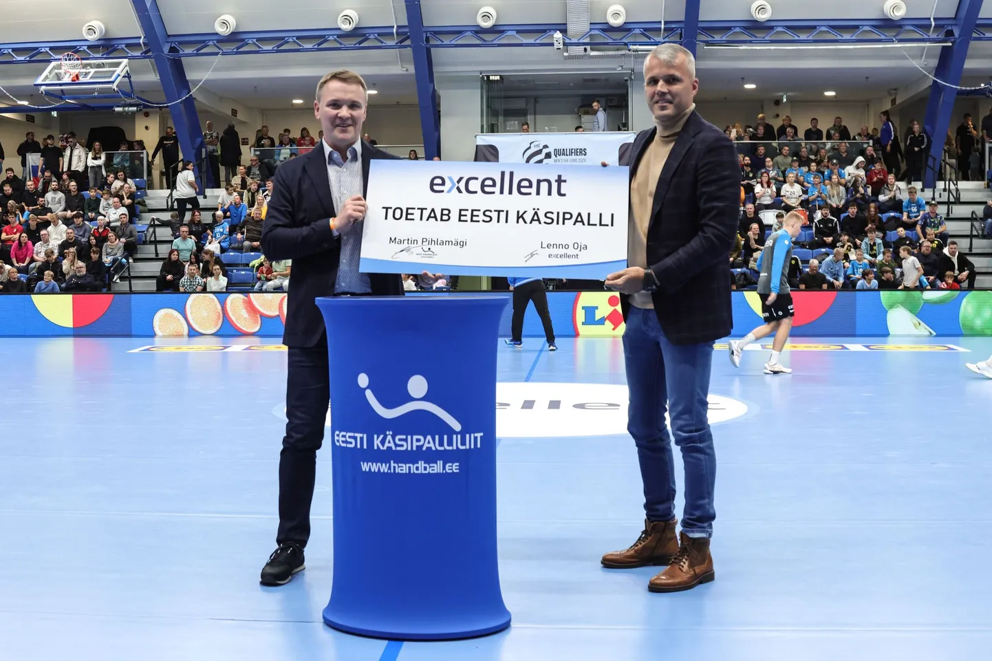 Excellent Business Solution Eesti AS tegevjuht Lenno Oja (vasakul) ja Eesti Käsipalliliidu juhatuse liige Martin Pihlamägi allkirjastasid sponsorlepingu.
