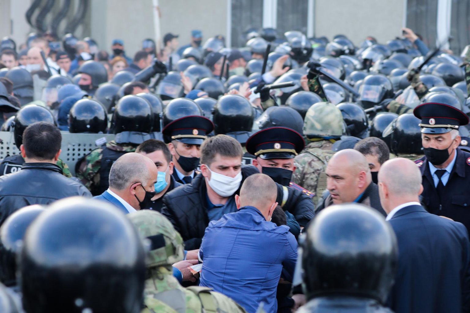 Eelmisel nädalal toimus Venemaal esimene suurem meeleavaldus karantiini ja sellest tingitud sissetulekute puudumise vastu. Protestijatel tekkisid Põhja-Osseetia pealinnas Vladikavkazis kokkupõrked politseinikega, mille tagajärjel määrati ligi poolesajale inimesele 15 päeva aresti.