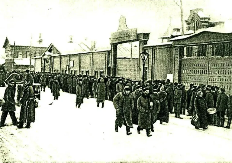 Streikivad töölised Putilovi tehase ees, jaanuar 1905.