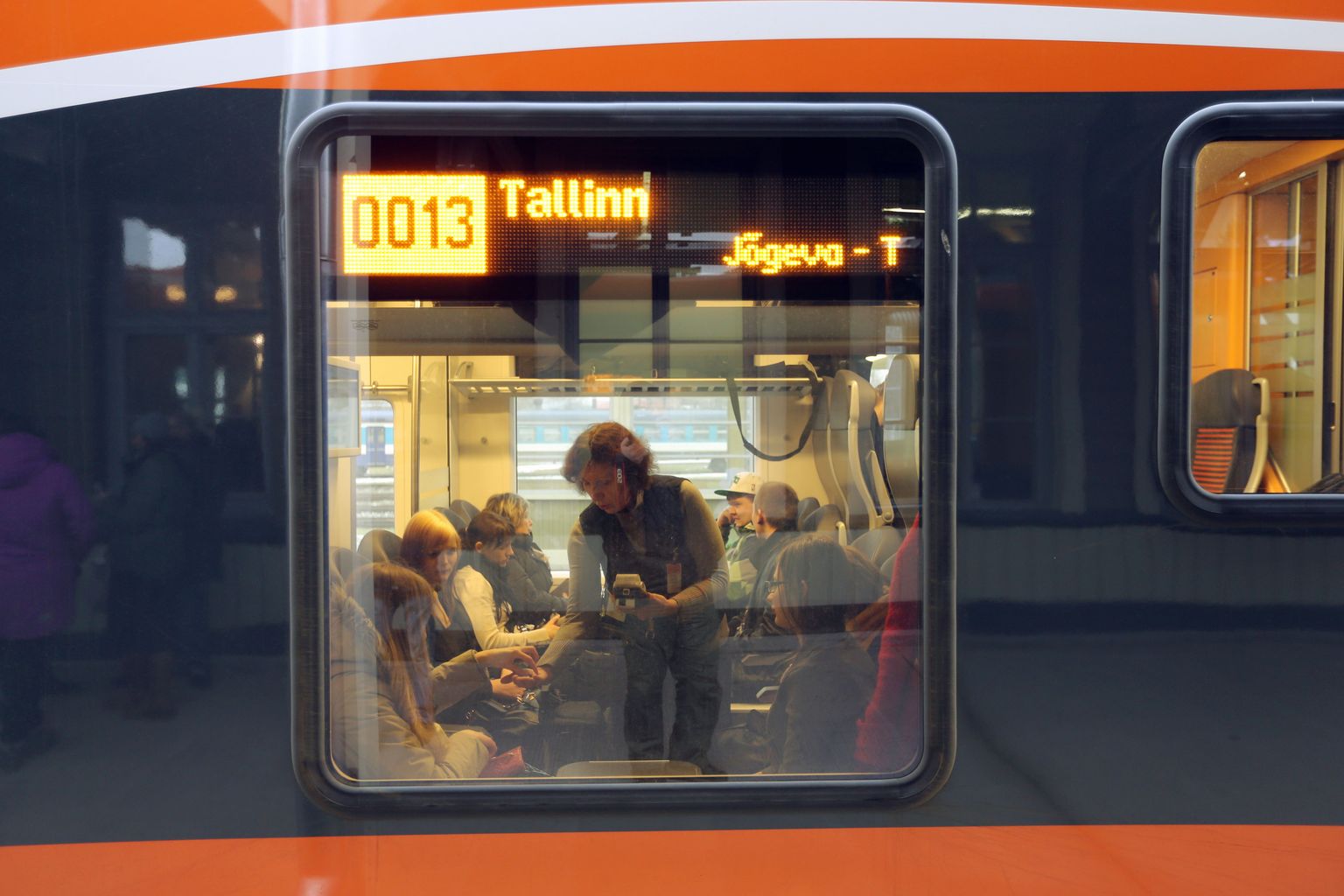 Pildil piletimüüja Tallinnasse väljuval rongil.