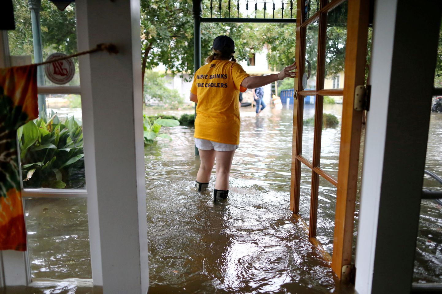 Robyn Iacona-Hilbert seisab Mandeville'is oma äri ees, mille põranda pani vee alla orkaan Barry.