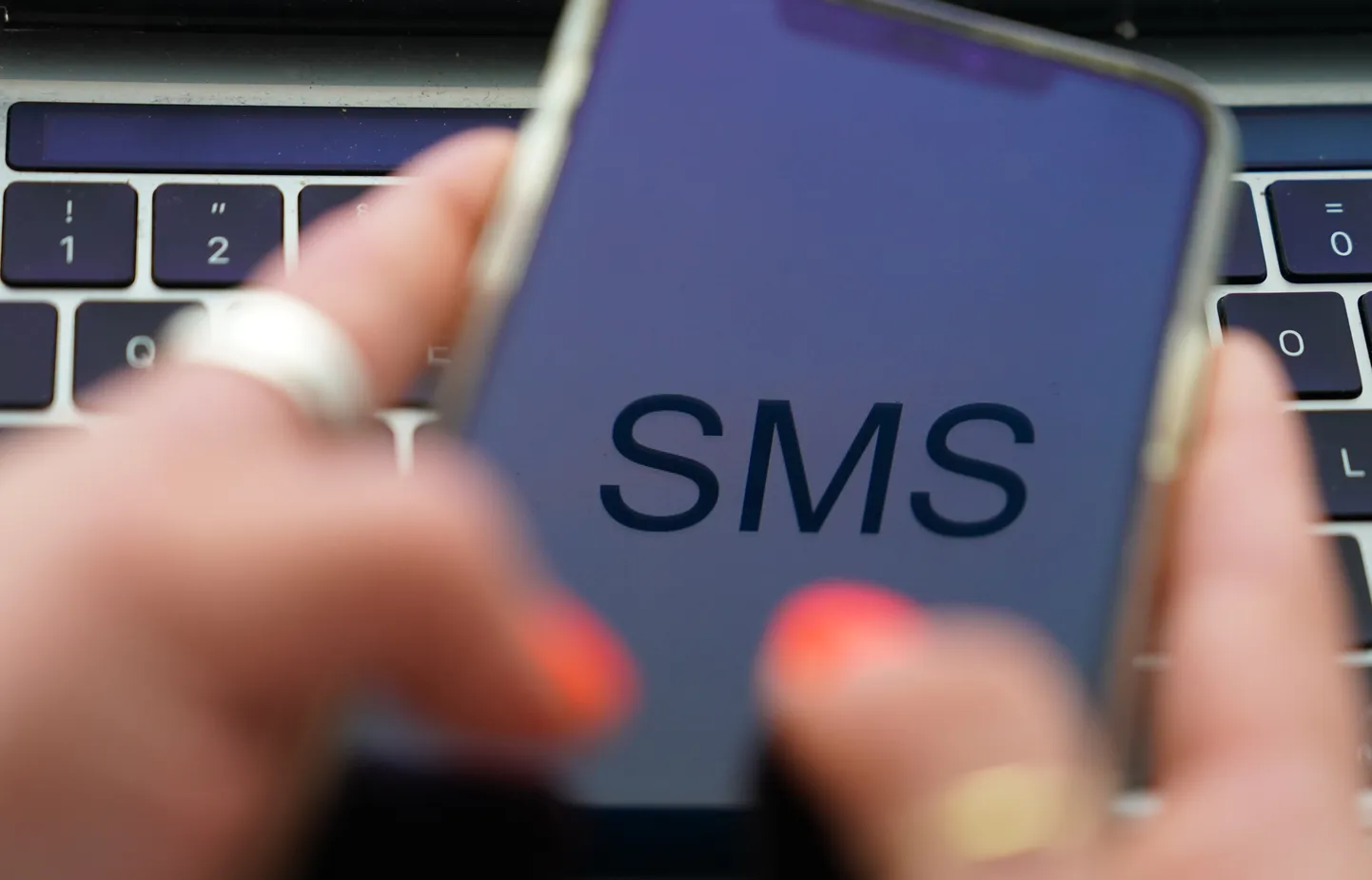Detsembris 32-aastaseks saanud SMS-tehnoloogia on tänapäeval juba nii ebaturvaliseks muutunud, et tähtsaid autentimisi ei maksaks sellega teha, hoiatavad ametiasutused. Häid pühi muidugi võib lühisõnumiga soovida endiselt.