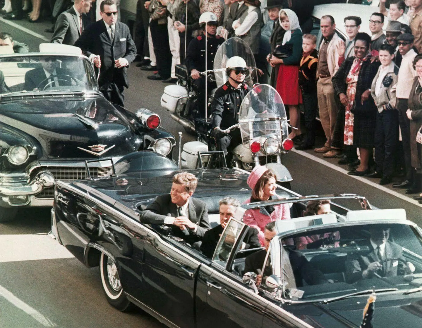John F. Kennedy mõni hetk enne tulistamist 22. novembril 1963. Kennedy ees istunud  Texase kuberner John Connally sai küll haavata, aga jäi ellu.