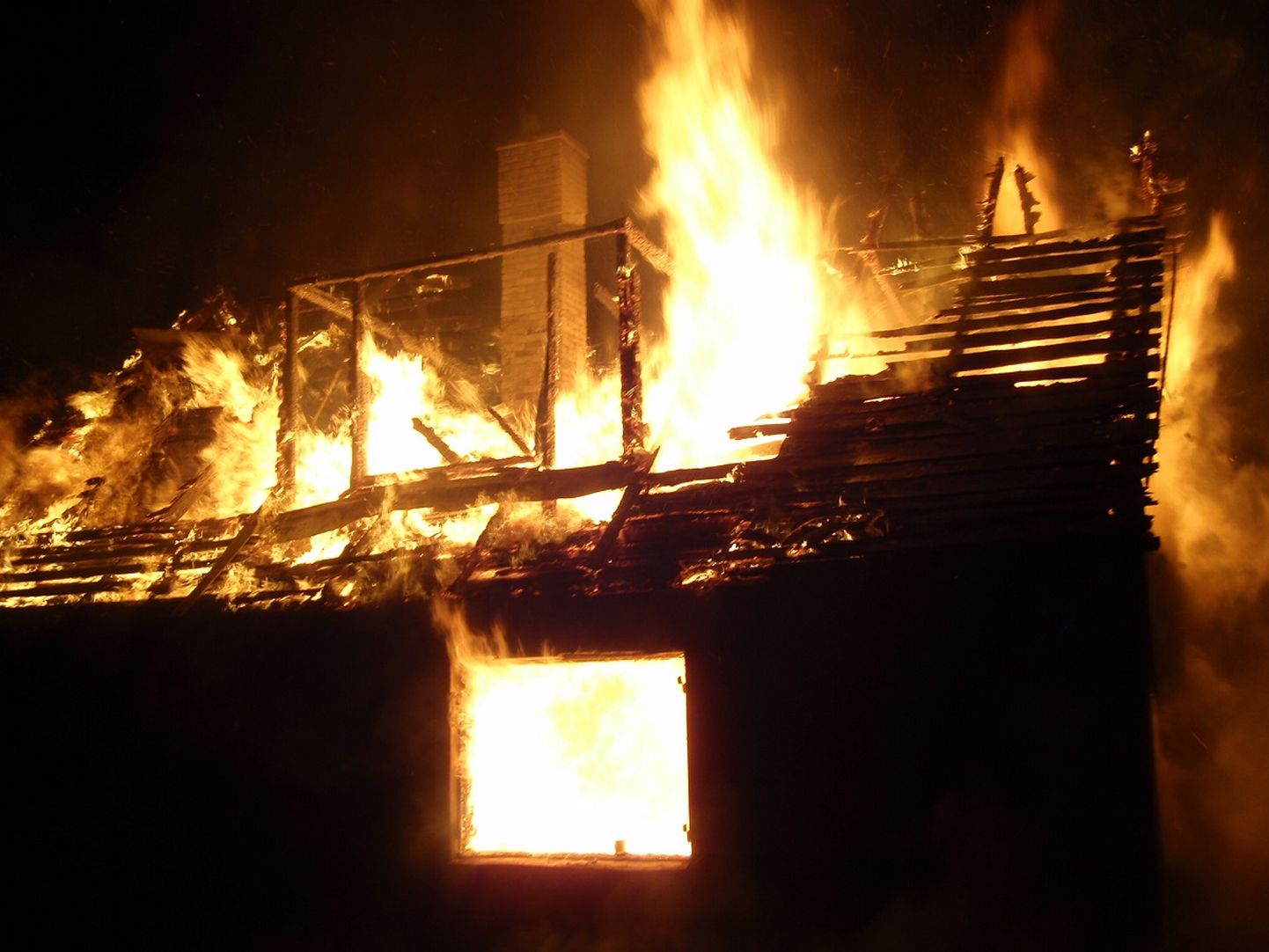 Rakvere vallas põles lahtise leegiga maja