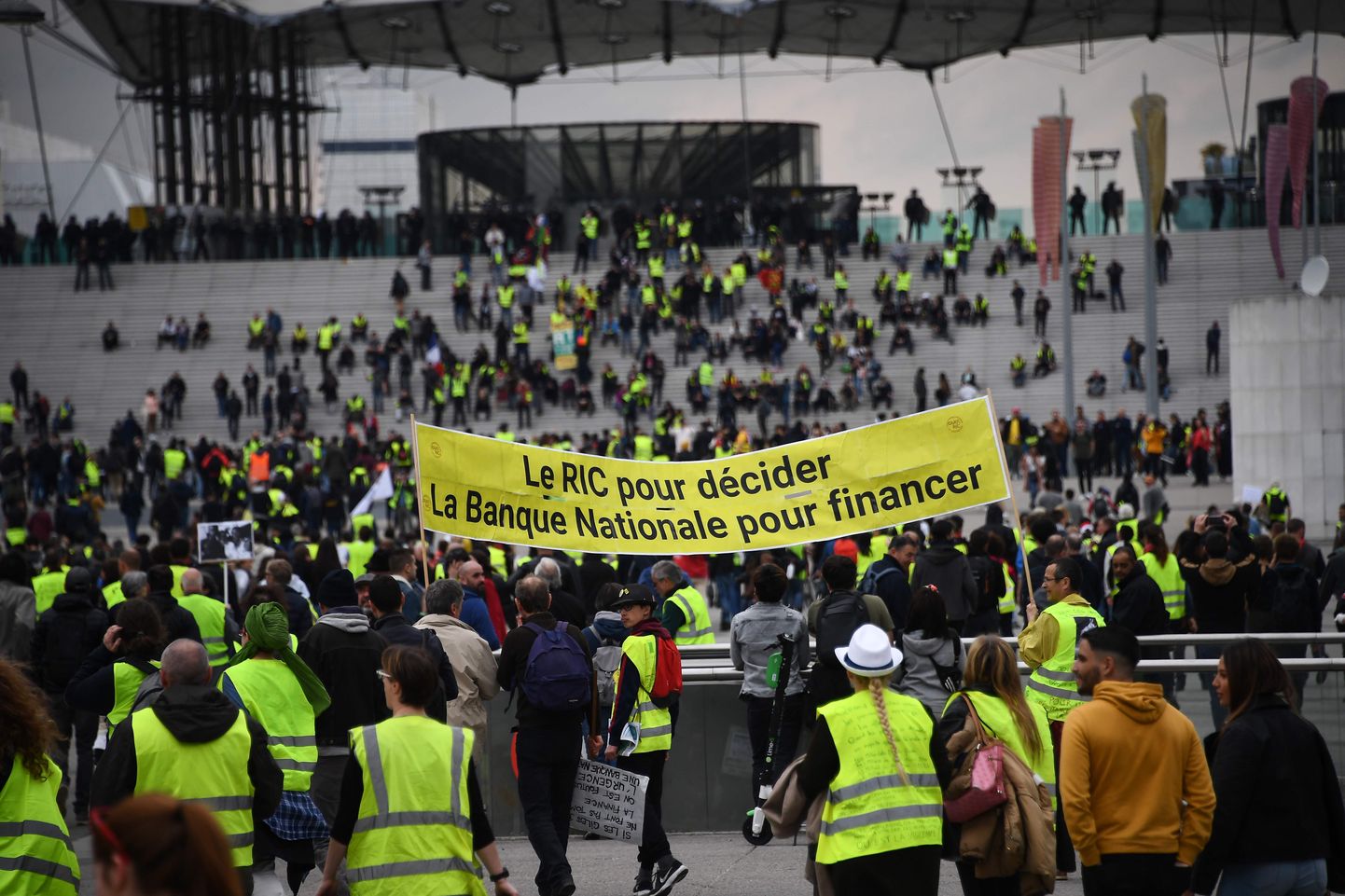 Kollavestide liikumise meeleavaldajad avaldasid Prantsusmaal 21. järjestikusel laupäeval valitsuse poliitika vastu meelt.