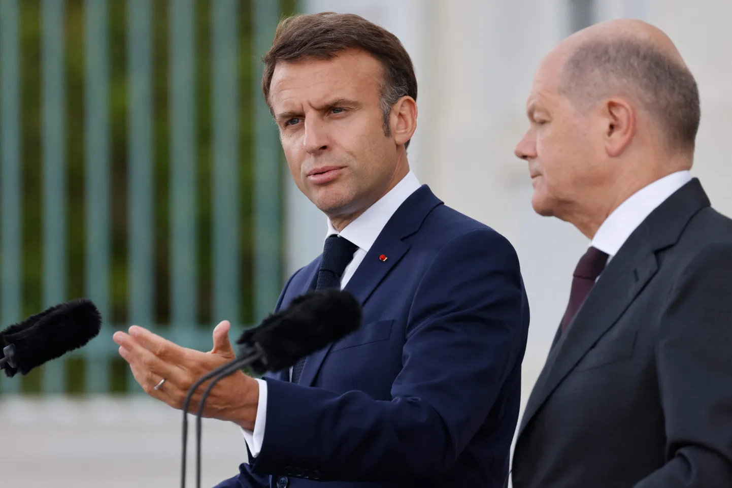 Prantsuse president Emmanuel Macron ja Saksa kantsler Olaf Scholz pressikonverentsil Mesebergis 28. mail 2024.
