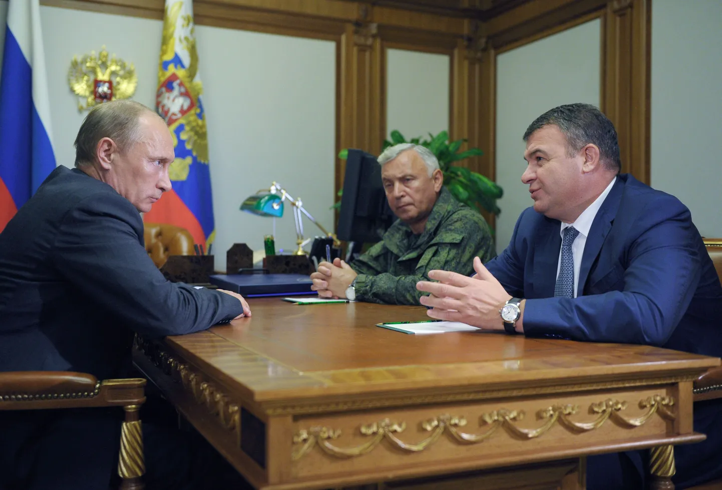 President Vladimir Putini juures peavad nõu kaitseminister Anatoli Serdjukov (paremal) ja kindralstaabi ülem Nikolai Makarov. Foto on tehtud 21. septembril. Serdjukov kaotas koha 6. novembril, ka Makarovi tool kõigub.