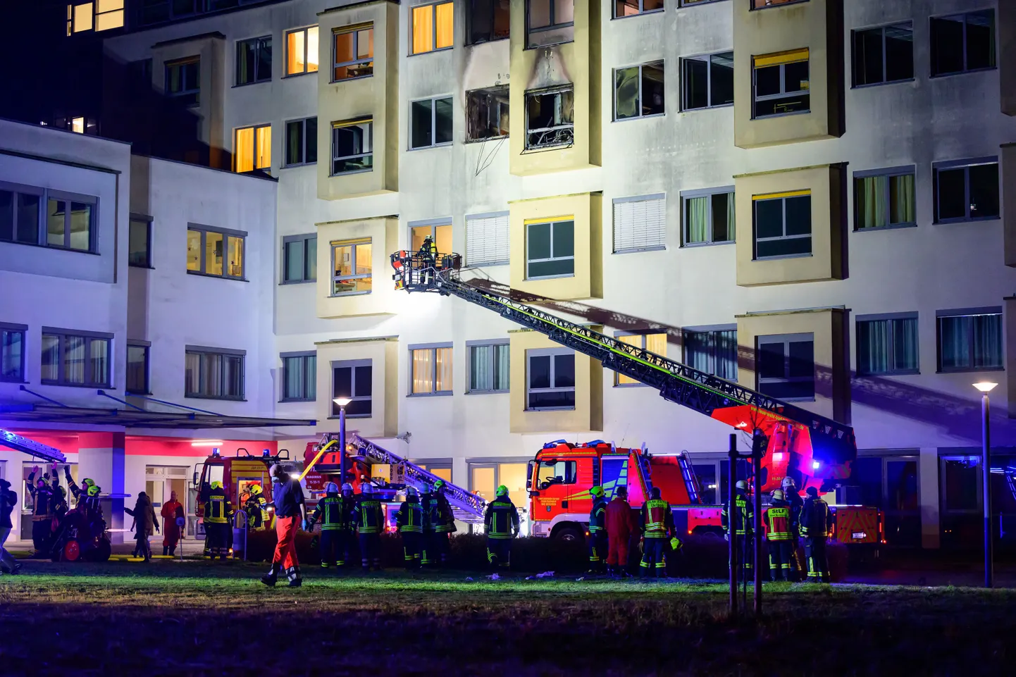 Tuletõrjujad kustutamas täna öösel tulekahju Uelzeni haiglas.