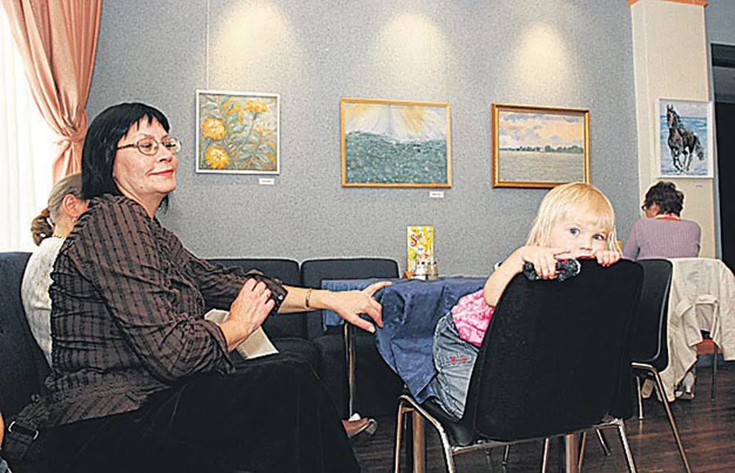 Evi Kaur (vasakul) on üks neid, kelle uut tööd näeb Viljandi kultuurimajas kunstiklubi hooaja avanäitusel.