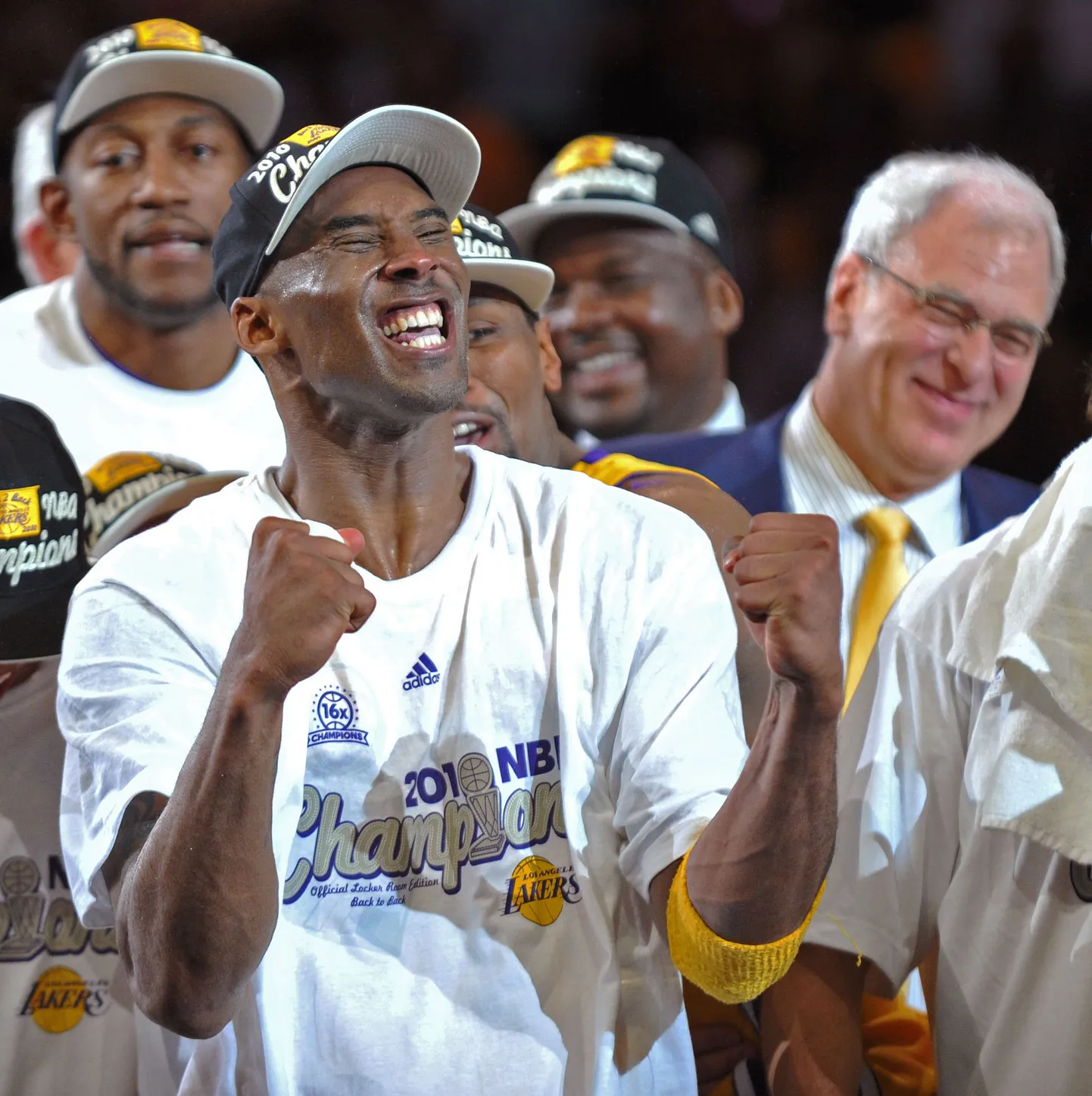 Kobe Bryant (keskel) koos kaaslastega rõõmustamas.