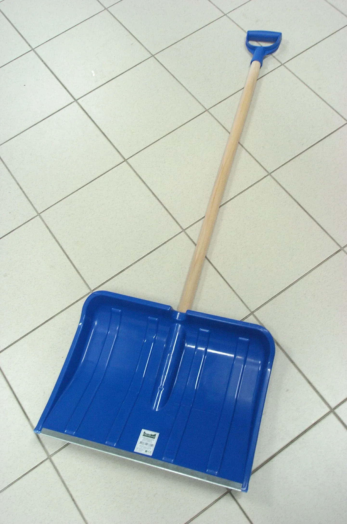 Лопата для уборки снега.