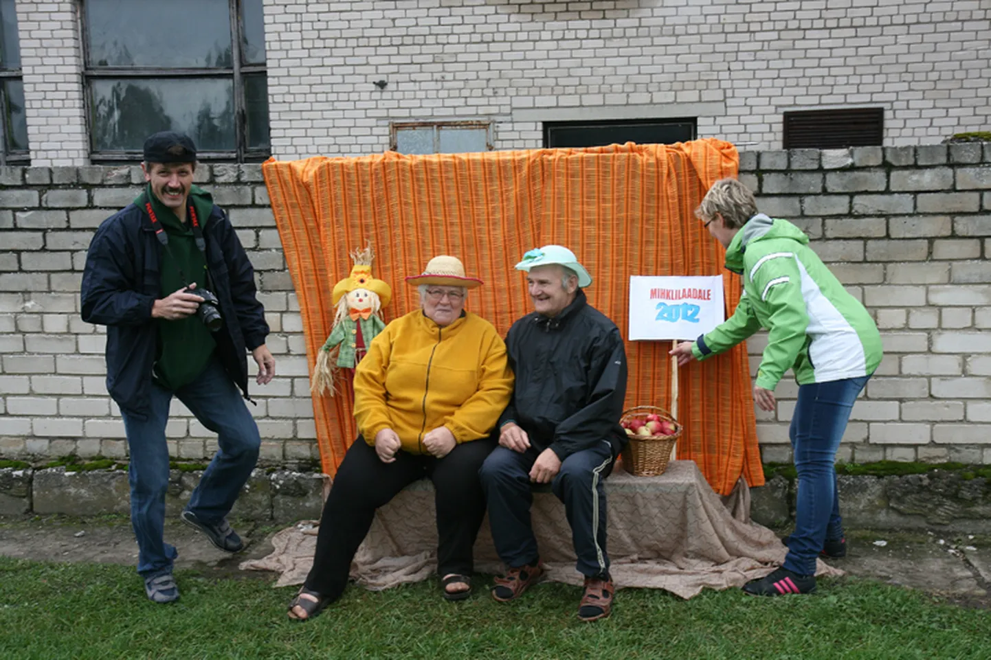 LUSTAKAD LAADAPILDID: Laadapiltnik Jaak Treima ja tema assistent Tea Pajula sättisid laadalised Heljo ja Arvo Otsa pildistamiseks valmis. Foto: Ivika Laanet