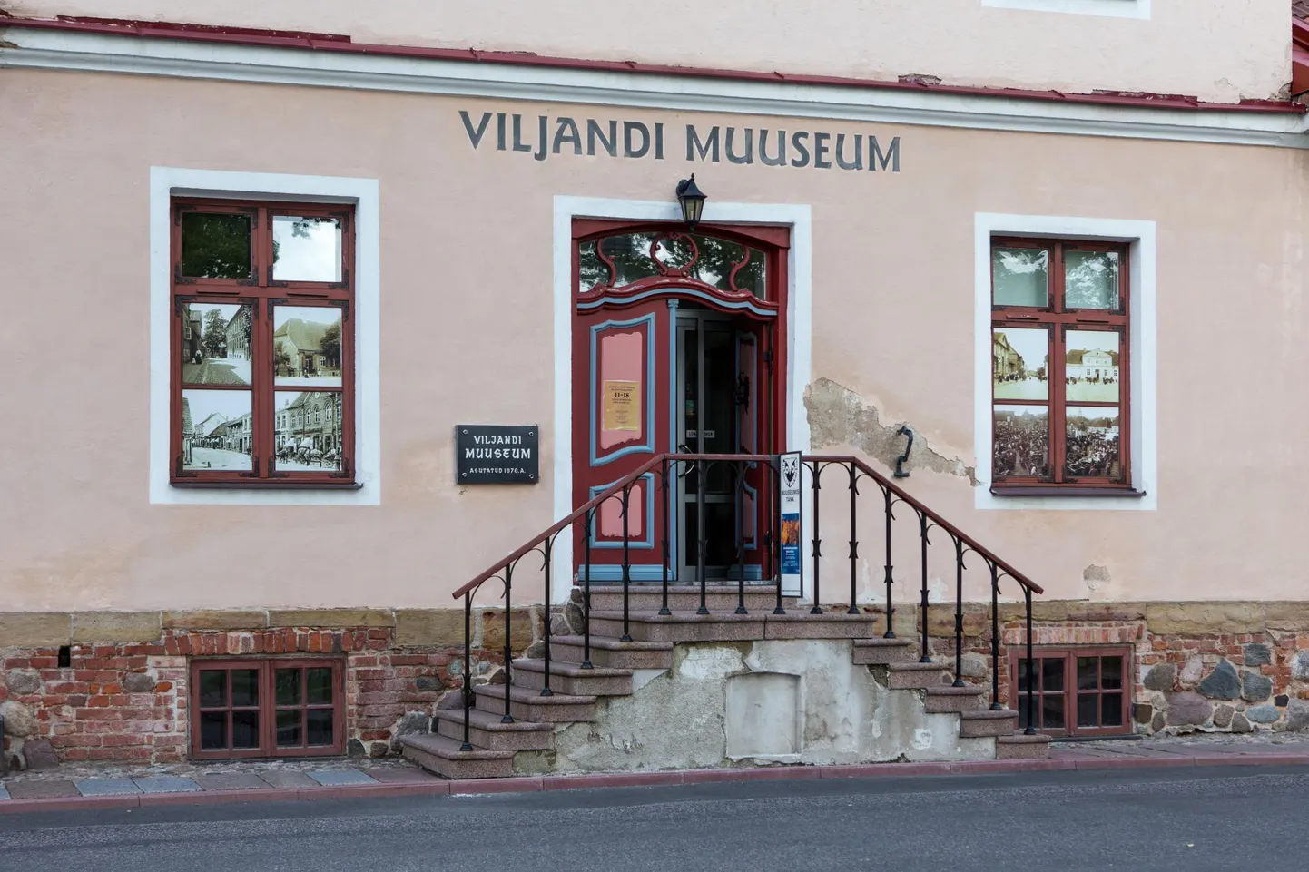Viljandi linnavalitsus sai kultuuriministeeriumilt minister Indrek Saare allkirjaga pöördumise, milles palutakse sihtasutuse Viljandi Muuseum asutamise küsimus esimesel võimalusel volikogu ette viia. Linnapea Madis Timpson ütleb, et riigiga tasub hästi läbi saada ja koostööd teha, kuid peab teemat oma inimestega arutama.