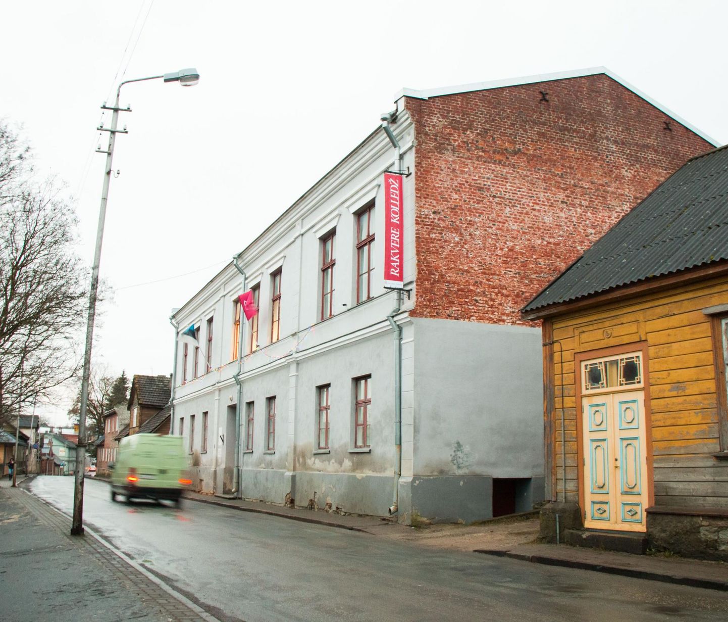 Tallinna ülikooli Rakvere kolledži ajaloolise hõnguga majas tehakse ponnistusi tõenäoliselt viimasteks lõpueksamiteks.