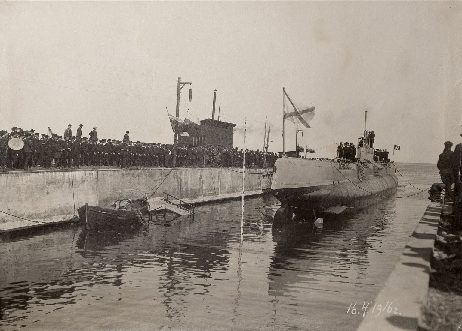 Спуск на воду подводной лодки "Львица". 1915 год.