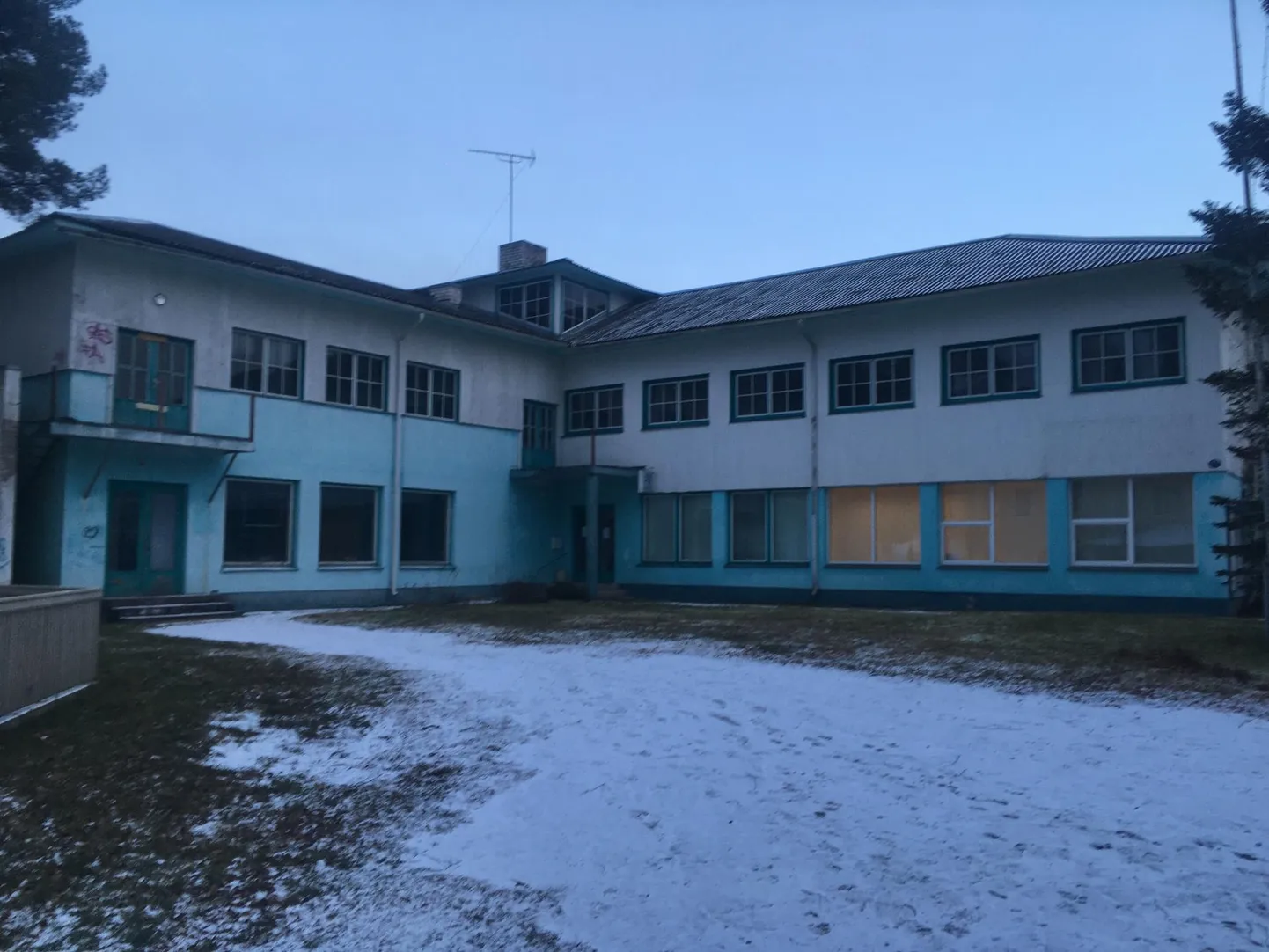 Veel nädal aega tagasi oli kummituslikuna mõjuvas majas toimiv apteek. Küll nädalas korra avatud, aga siiski abivajajatele olemas.
