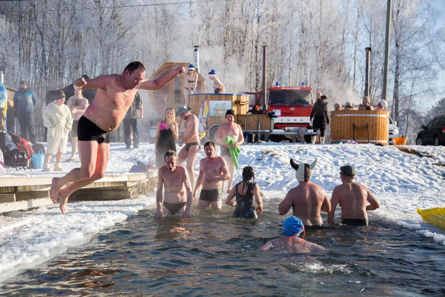 Väljas on kaheksa miinuskraadi, aga Järva-Jaanis hüppavad inimesed vette suplema, nagu oleks palav suvepäev.
