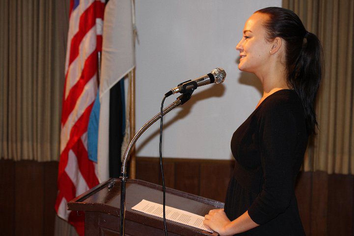 Vabariigi aastapäeva tähistamine Los Angelese Eesti Majas - piduliku kõne pidas ka reporterineiu Carola Madis