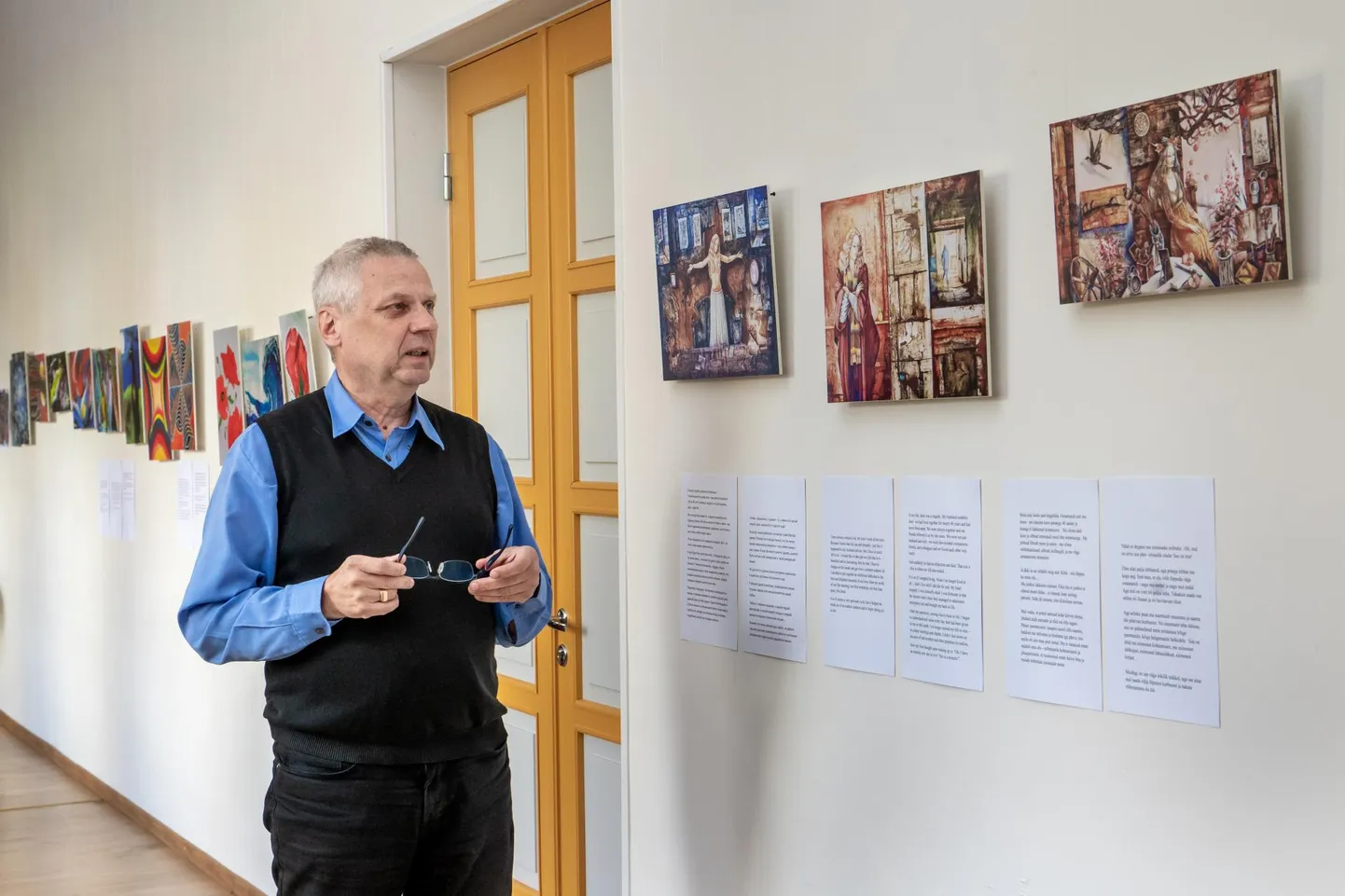 Nooruse maja direktor Uudo Laane kutsub näituse "Kuidas kunst saab aidata? Eriliste inimeste maalid ja lood" autorite lugusid ise lugema.
