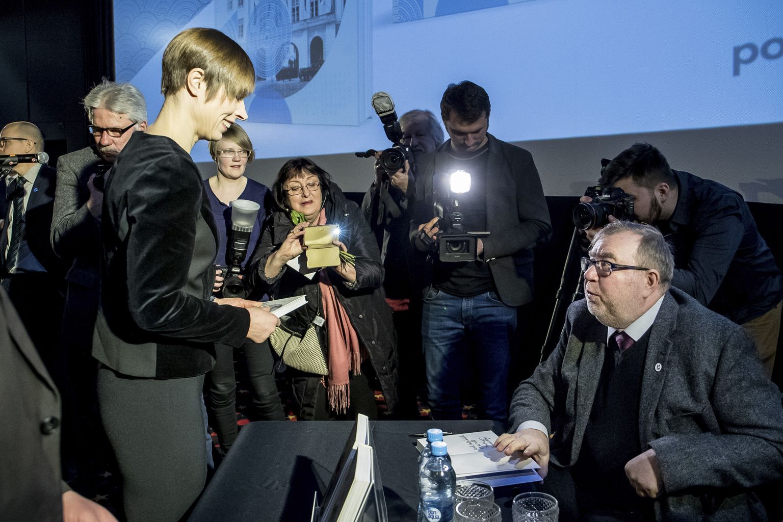 Uue raamatusarja esimese teose «Eesti riigi 100 aastat» esitlusel oli kohal ka president Kersti Kaljulaid. Autogramme jagab üks autoreid Mart Laar.