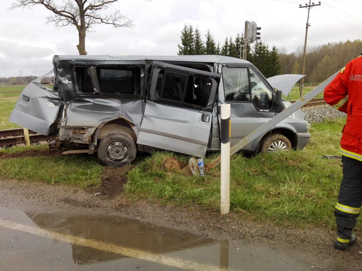 Külitses sõitis auto rongi ette.