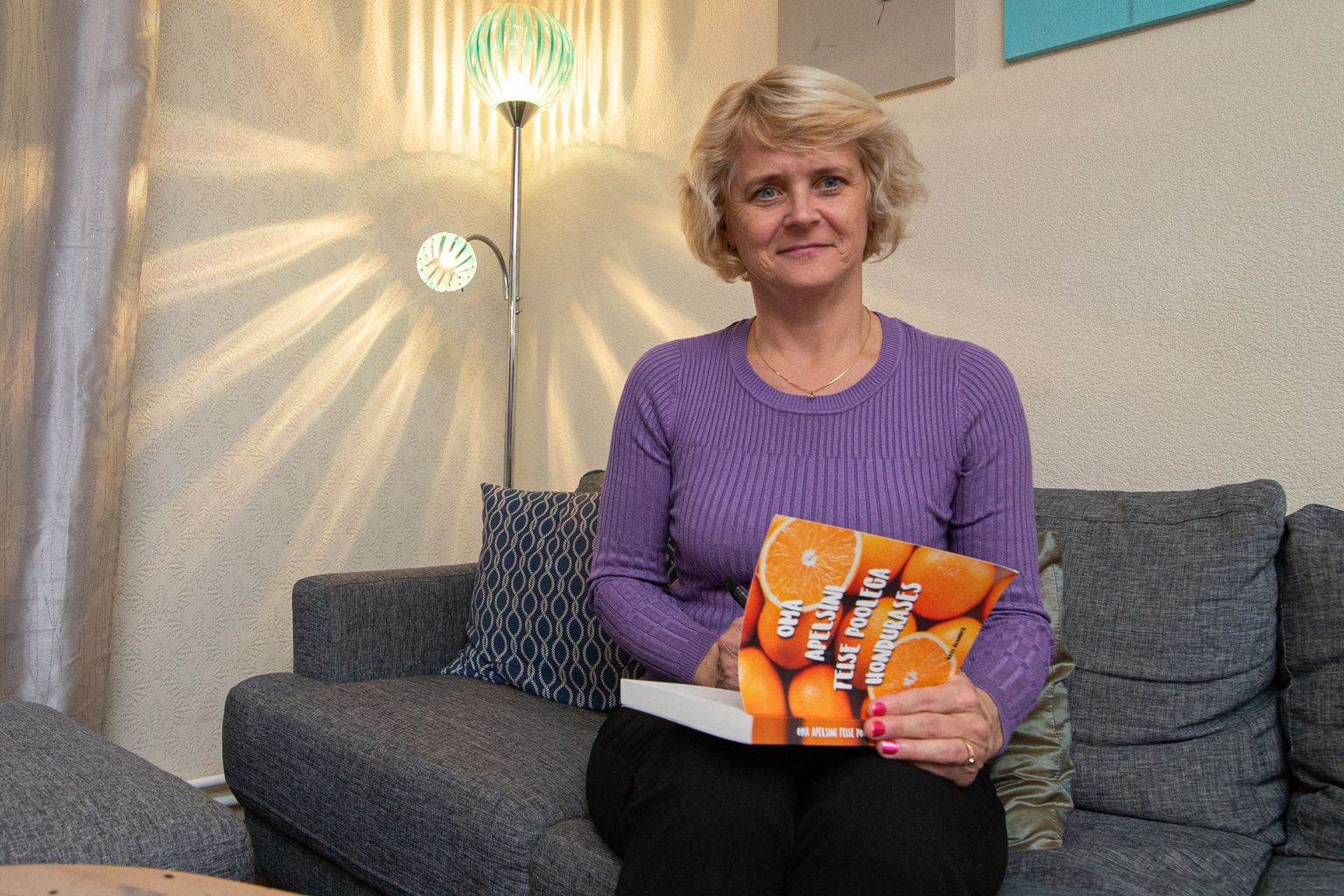 Kati Ålander tutvustas kohtumisõhtul enda sulest ilmunud raamatut "Oma apelsini teise poolega Hondurases".