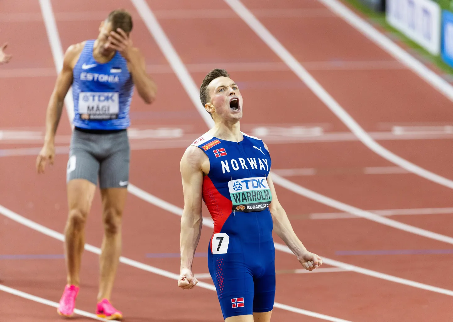 Mullu vigastuse tõttu MM-finaalis medalita jäänud Karsten Warholm rõõmustamas kuldmedali üle, taamal seitsmenda koha saanud Rasmus Mägi.