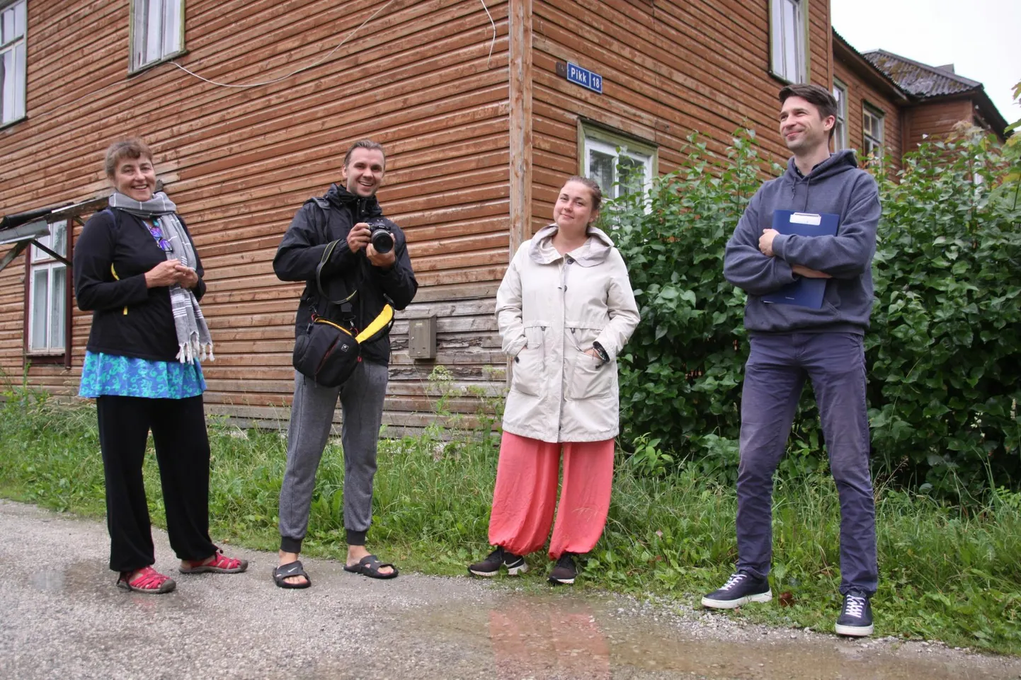 Järvamaa hooneid uurinud inventeerijad Katrin Paas (vasakult), Hardi Rosumovski, Maiden Paljak ja Eesti vabaõhumuuseumi maaarhitektuuri keskuse direktor ja välitööde korraldaja Rasmus Kask seadsid oma staabi kolmeks nädalaks püsti Esnasse.