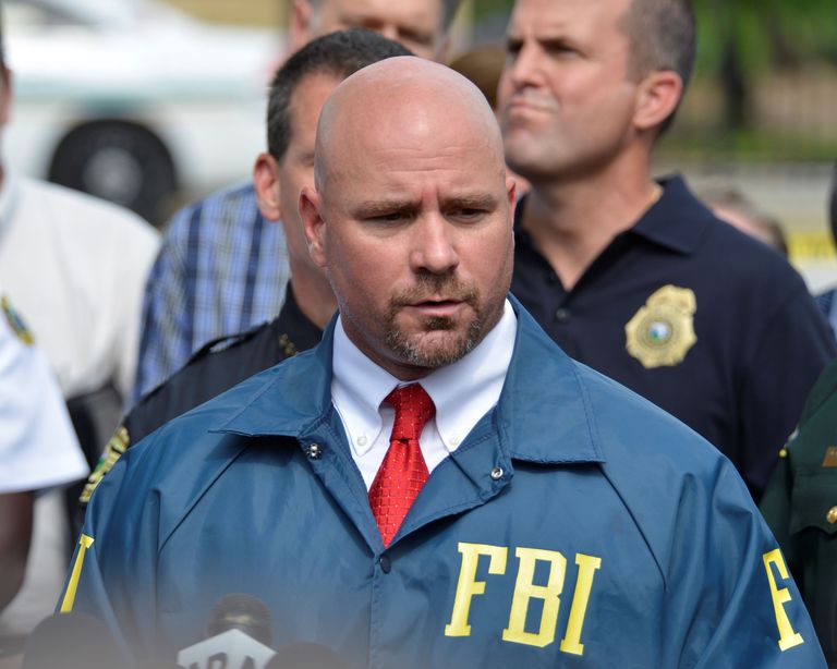 FBI agent Ron Hopper pressikonverentsil Orlando massitulistamise sündmuskohal.       Foto: Scanpix