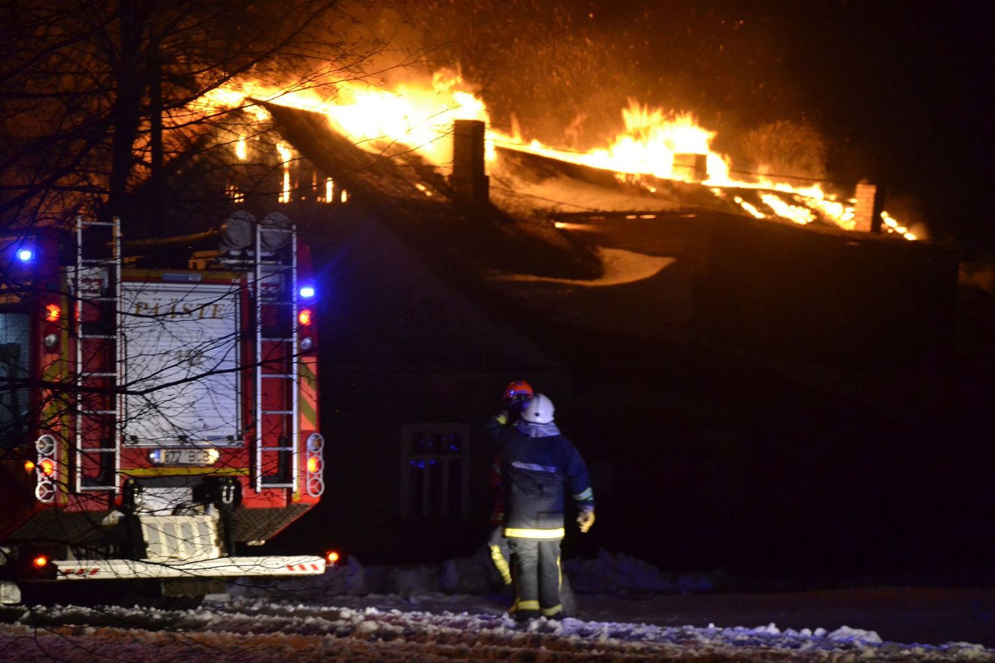 Surjus põles kahekordne puidust elumaja.