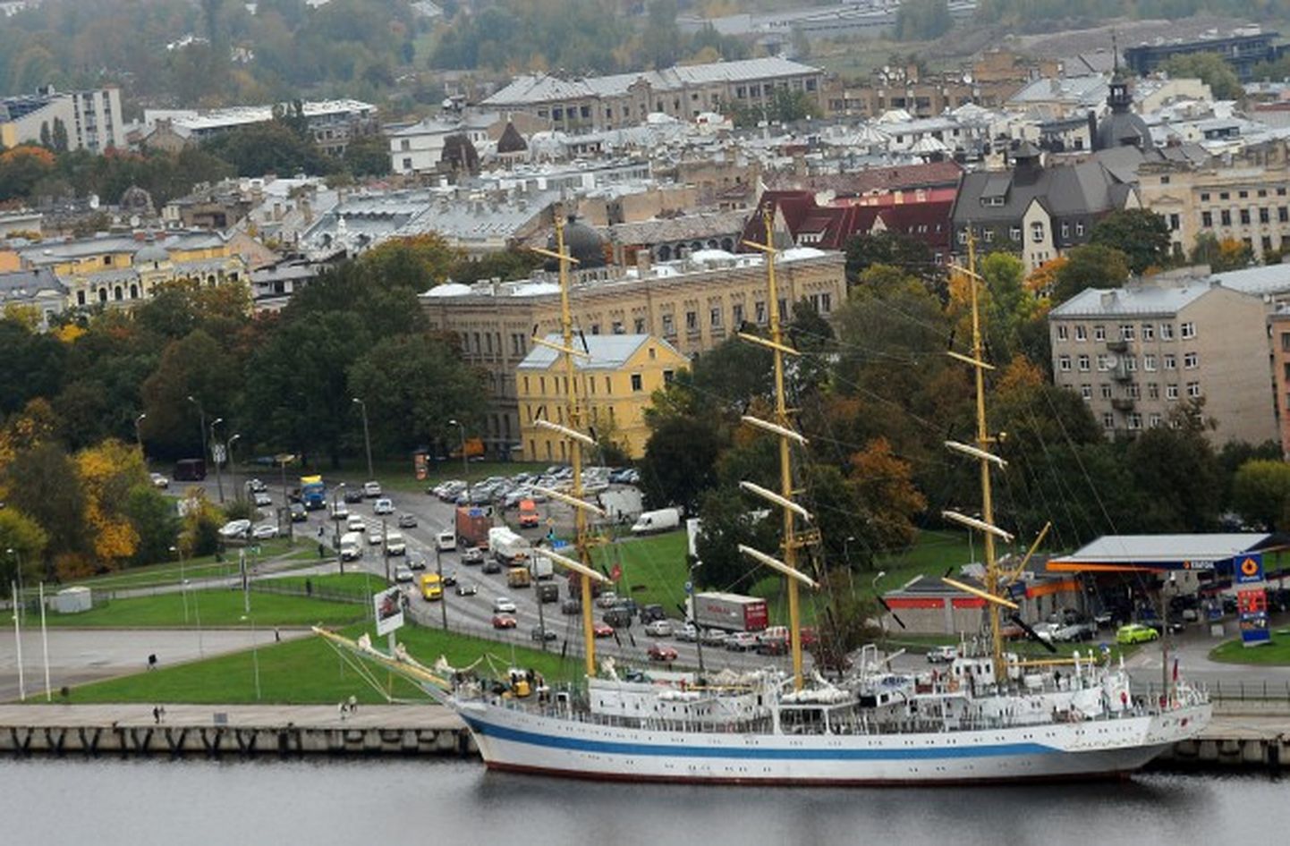 Sanktpēterburgas Jūras akadēmijas burukuģis "Mir" Rīgas pasažieru ostā. Ilustratīvs attēls