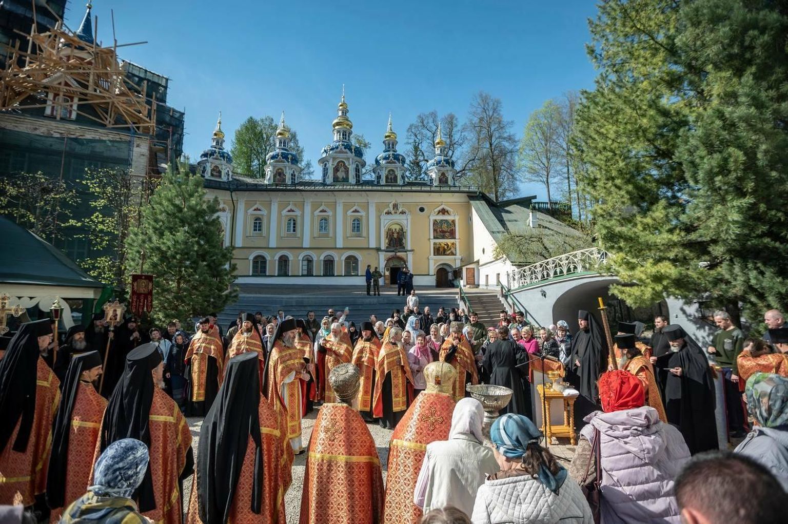 Petseri kloostrist saab tõenäoliselt kolmas Venemaa suurklooster, mis toob sinna edaspidi rohkem palverändureid ja turiste. Pildil vee õnnistamine tänavu 10. mail.