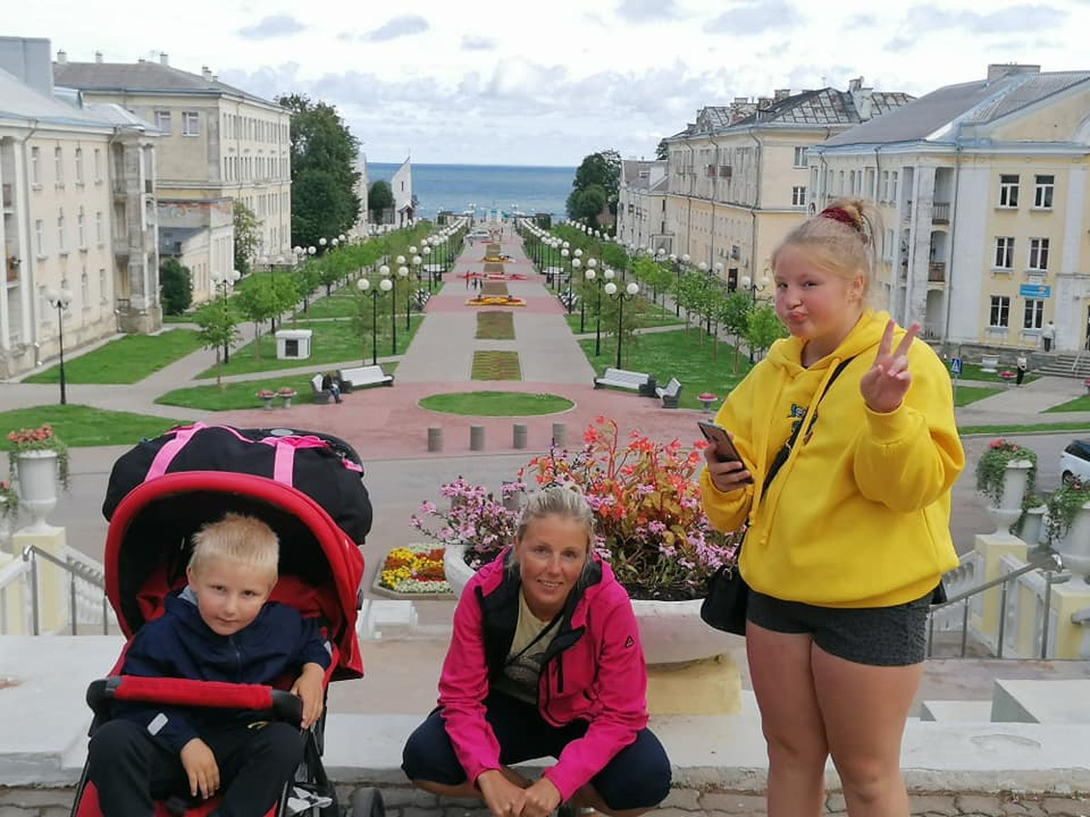KAUNIS VAADE: Sillamäe lilledes promenaadi taustal jäid pildile (vasakult) Keron, Kaia ja Kendra.