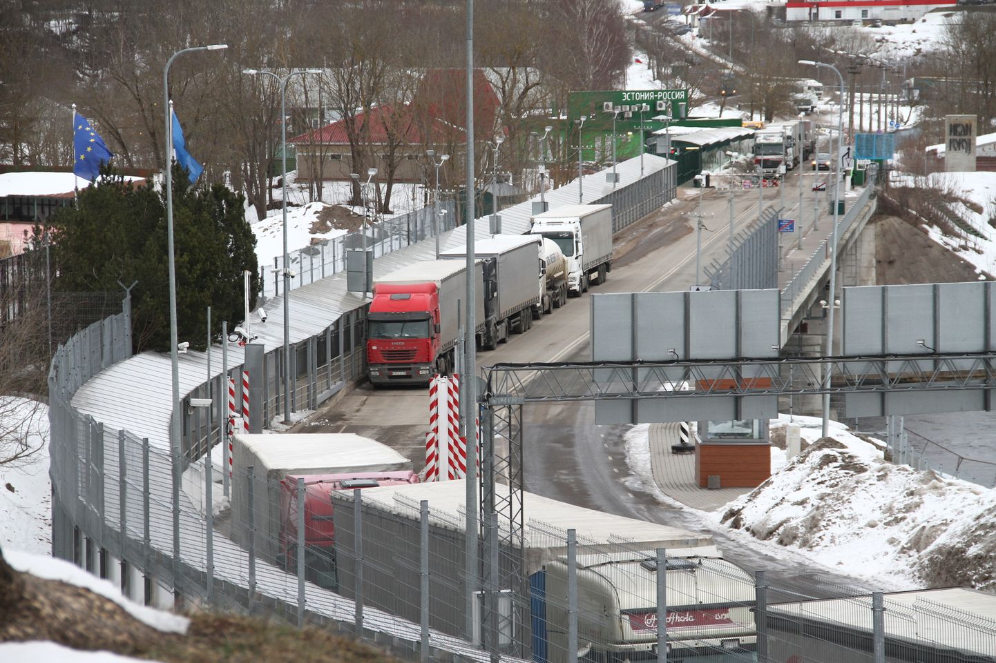 Очеред грузовиков на въезде в Эстонию из России.