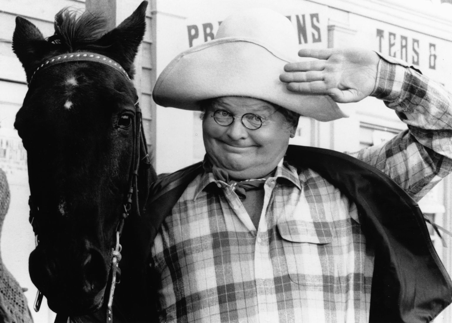 Benny Hill tõi jaanuaris 1981 ühes sketšis kaamerate ette hobuse.