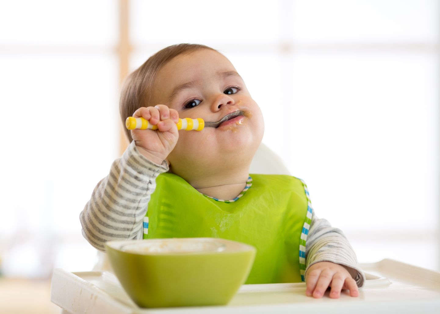 Ребенок ест. Иллюстративное фото