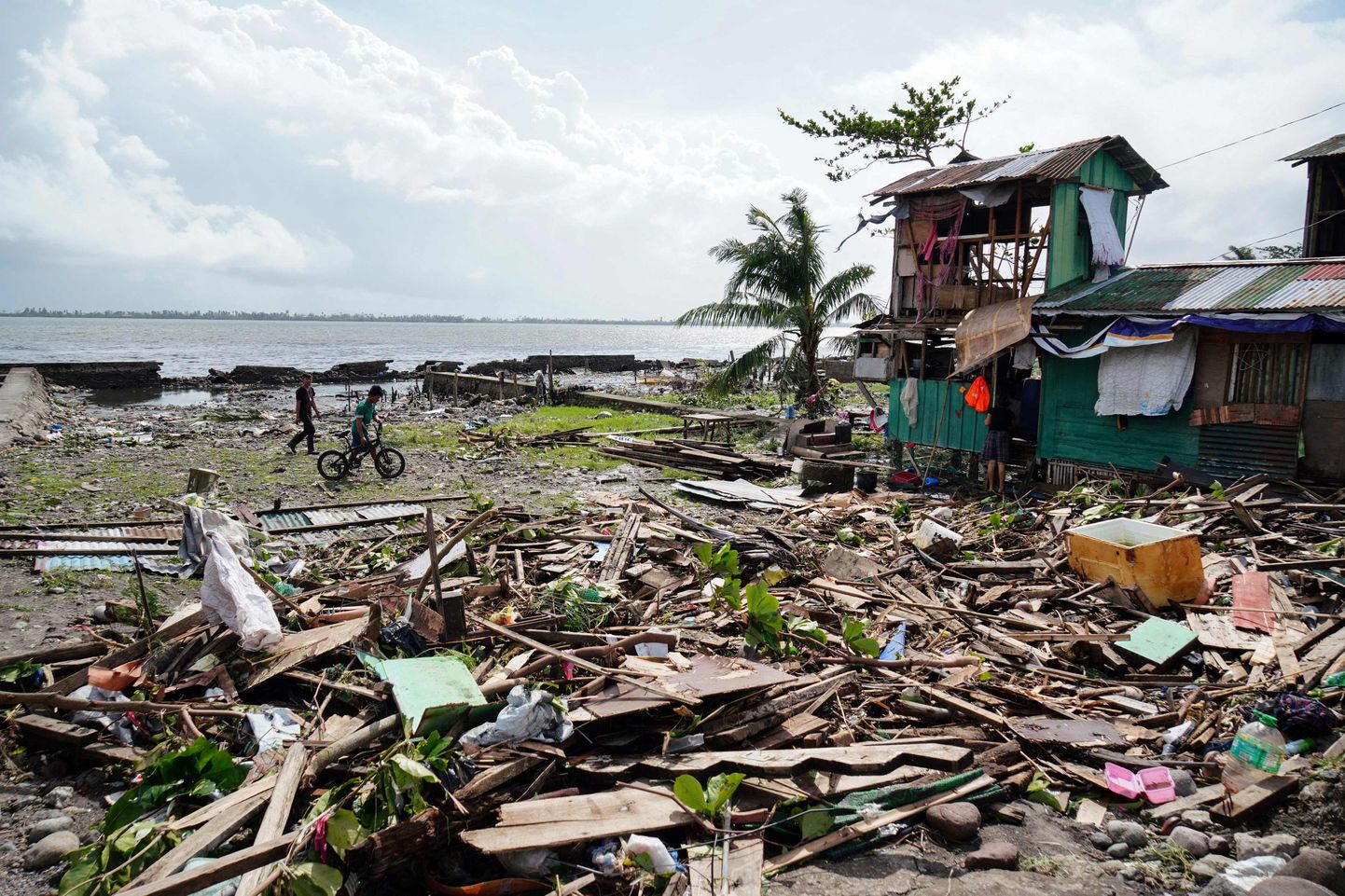 Filipiine räsis taifuun Phanfone, surmates vähemalt 16 inimest.