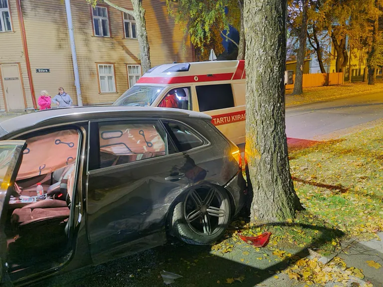Õnnetuses löögi saanud Audi.
