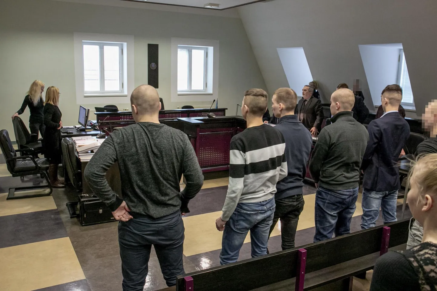 Mullu suvel mõistis Pärnu maakohus samas kohtuasjas neli noormeest süüdi grupiviisilises väljapressimises ja peksmises.