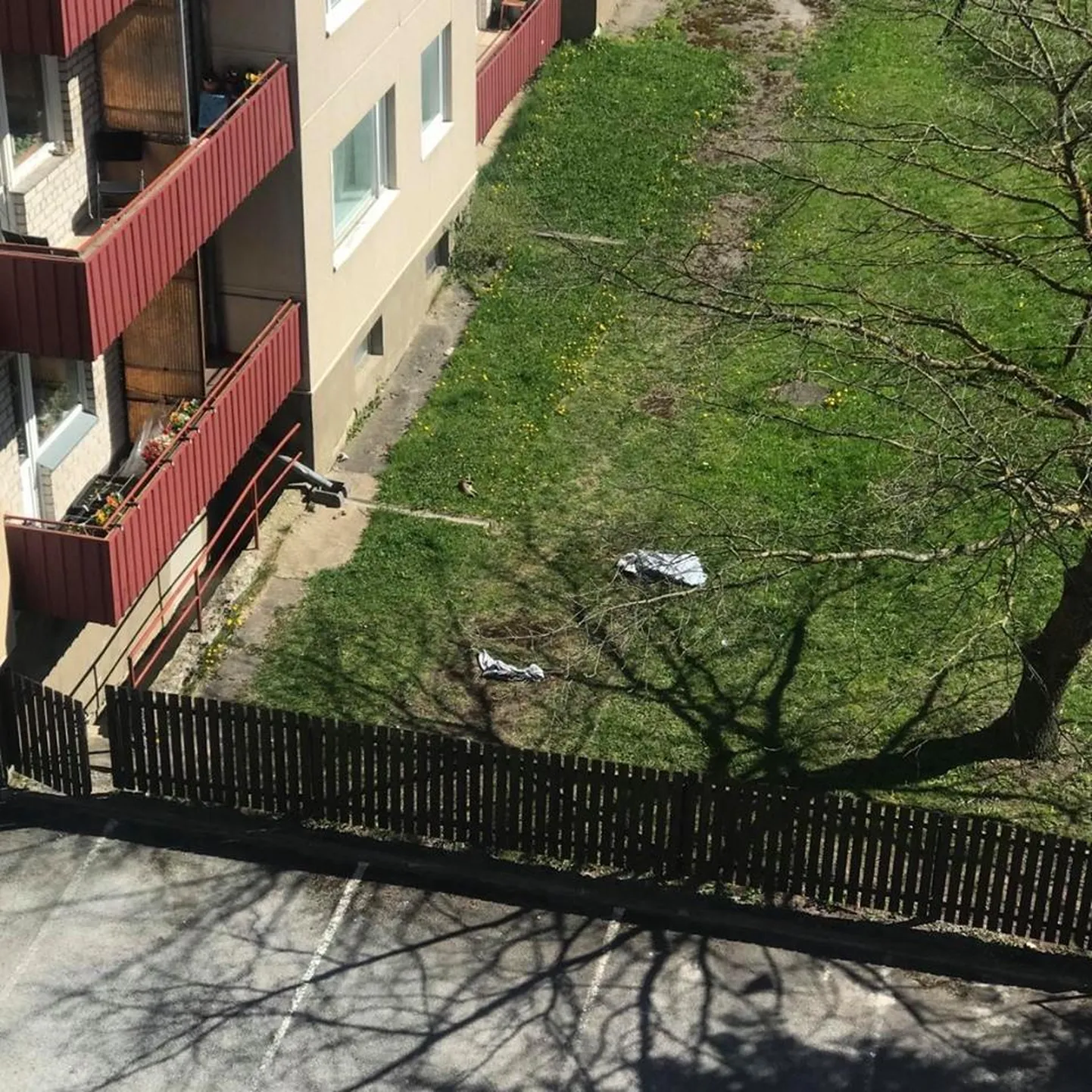 Rakvere kortermajas toimunud peol lõbustasid noored end asjade rõdult alla loopimisega.