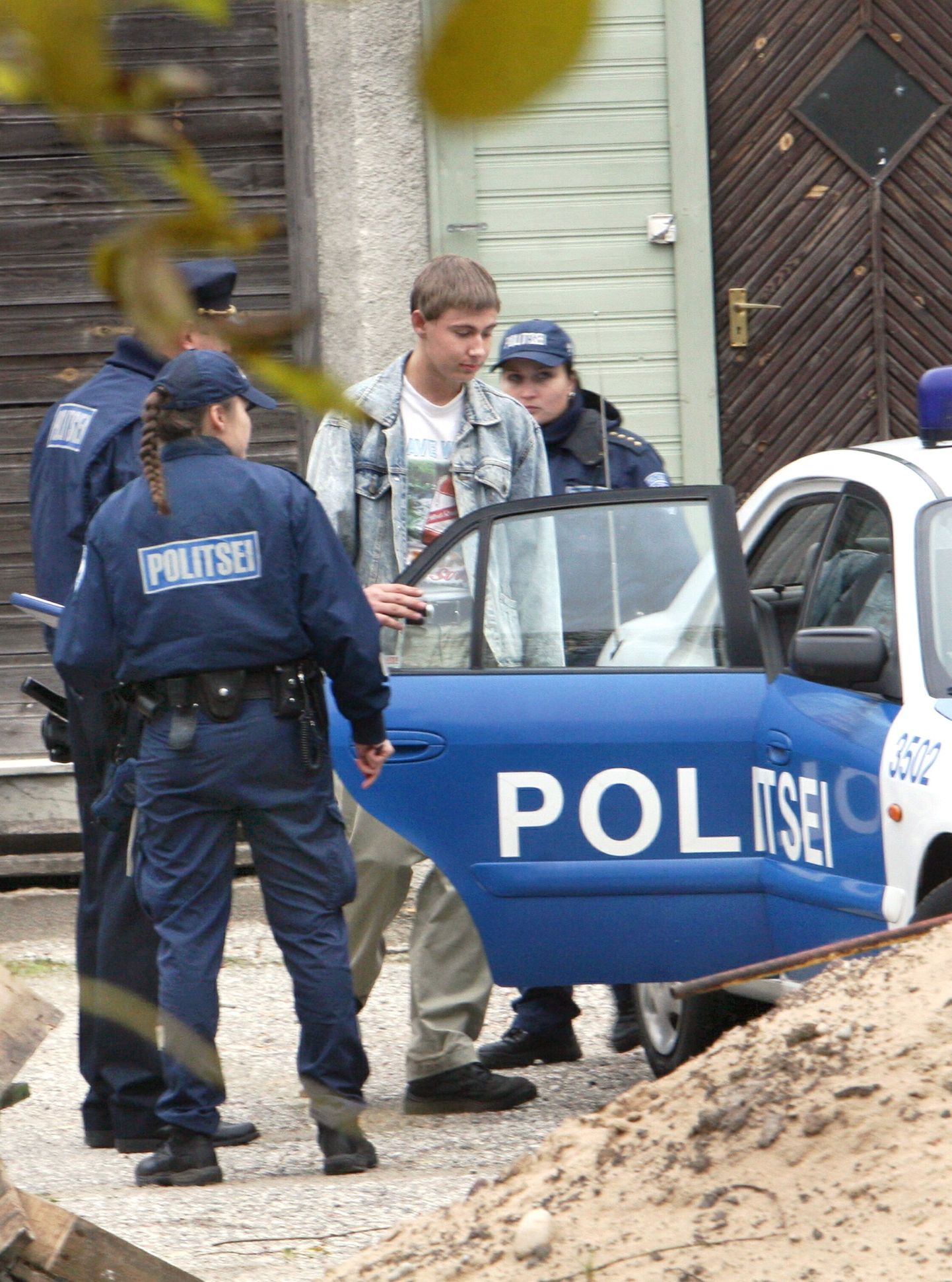 Politsei vahistas naabreid kividega loopinud ja õhupüssist tulistanud noormehe mullu oktoobris.