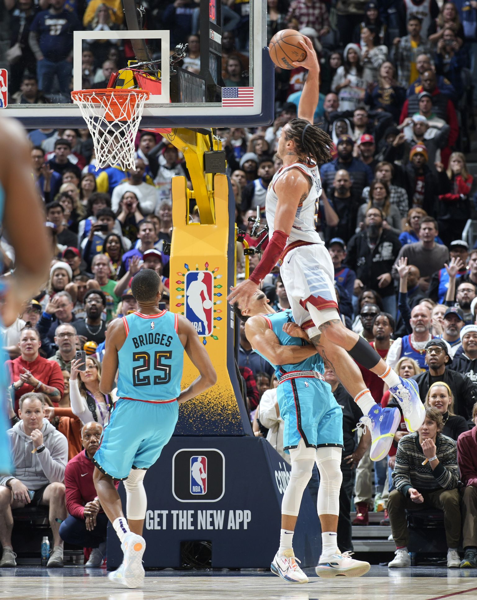Denveri mängija Aaron Gordon surub üle Phoenixi korvpalluri Landry Shameti hüpates palli korvi.