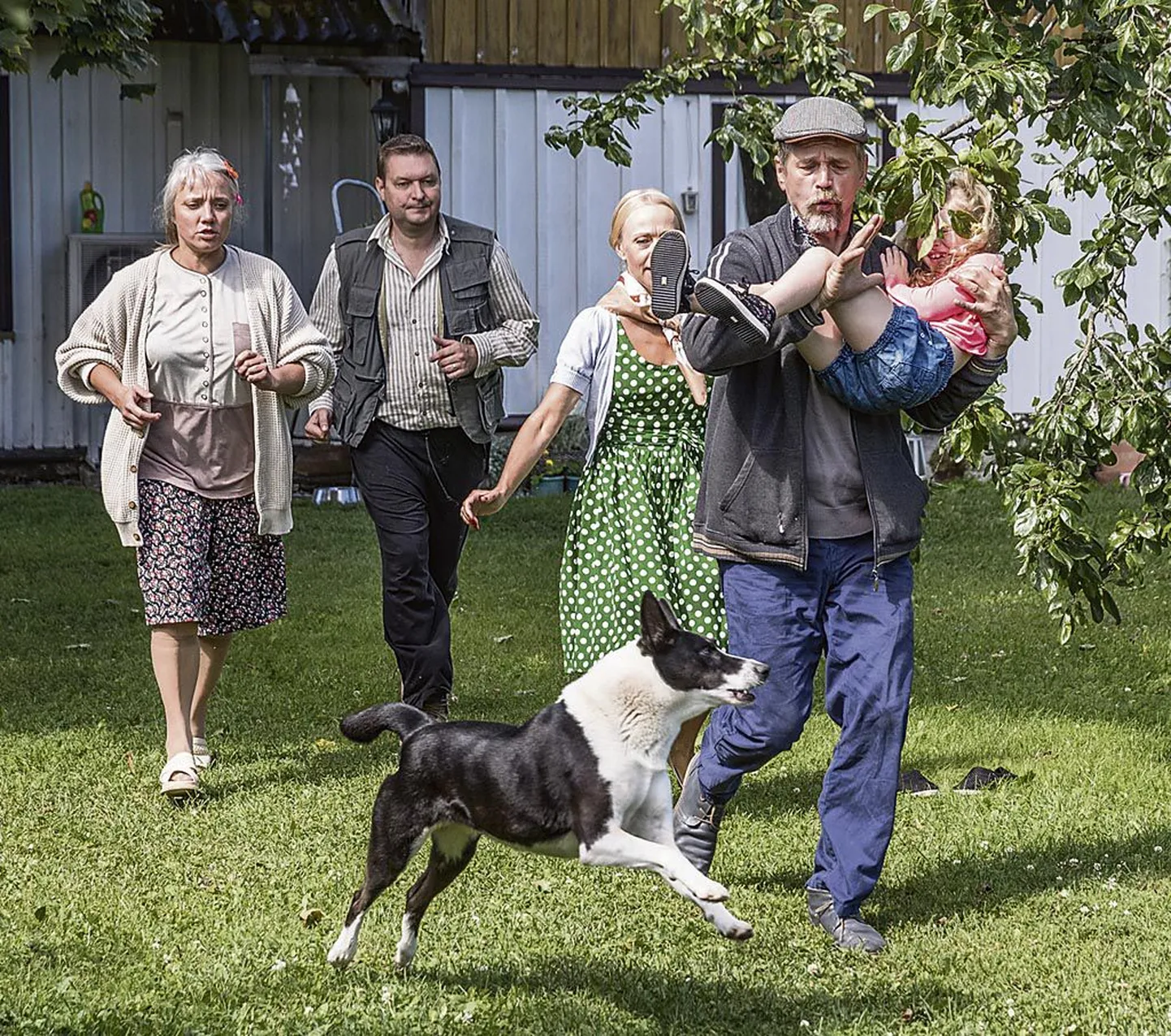 Vanaisa Jüri (Tõnu Oja) on haaranud Lenna sülle, tema järel Ulla (Piret Kalda), Volli (Raivo E. Tamm) ja Vaike (Kaili Närep) ning stseenis teeb kaasa ka võttekoha pere koer.