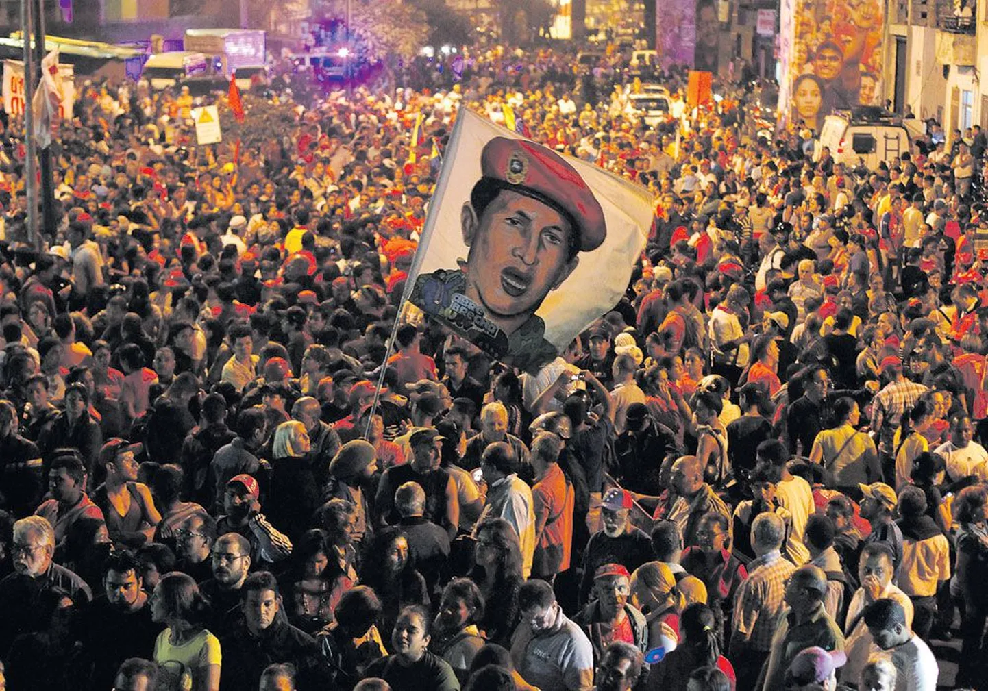 Сторонники президента Уго Чавеса в Каракасе вышли на улицы, получив известие о его смерти.