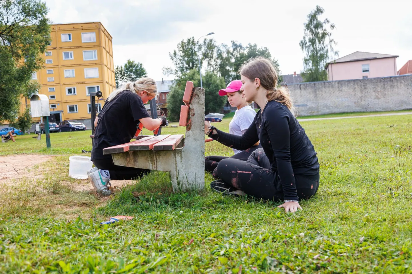 Malevlased Tiäre-Terle Teder (vasakult), Mirell Suur ja Kris Riin Veri värvivad pinki.