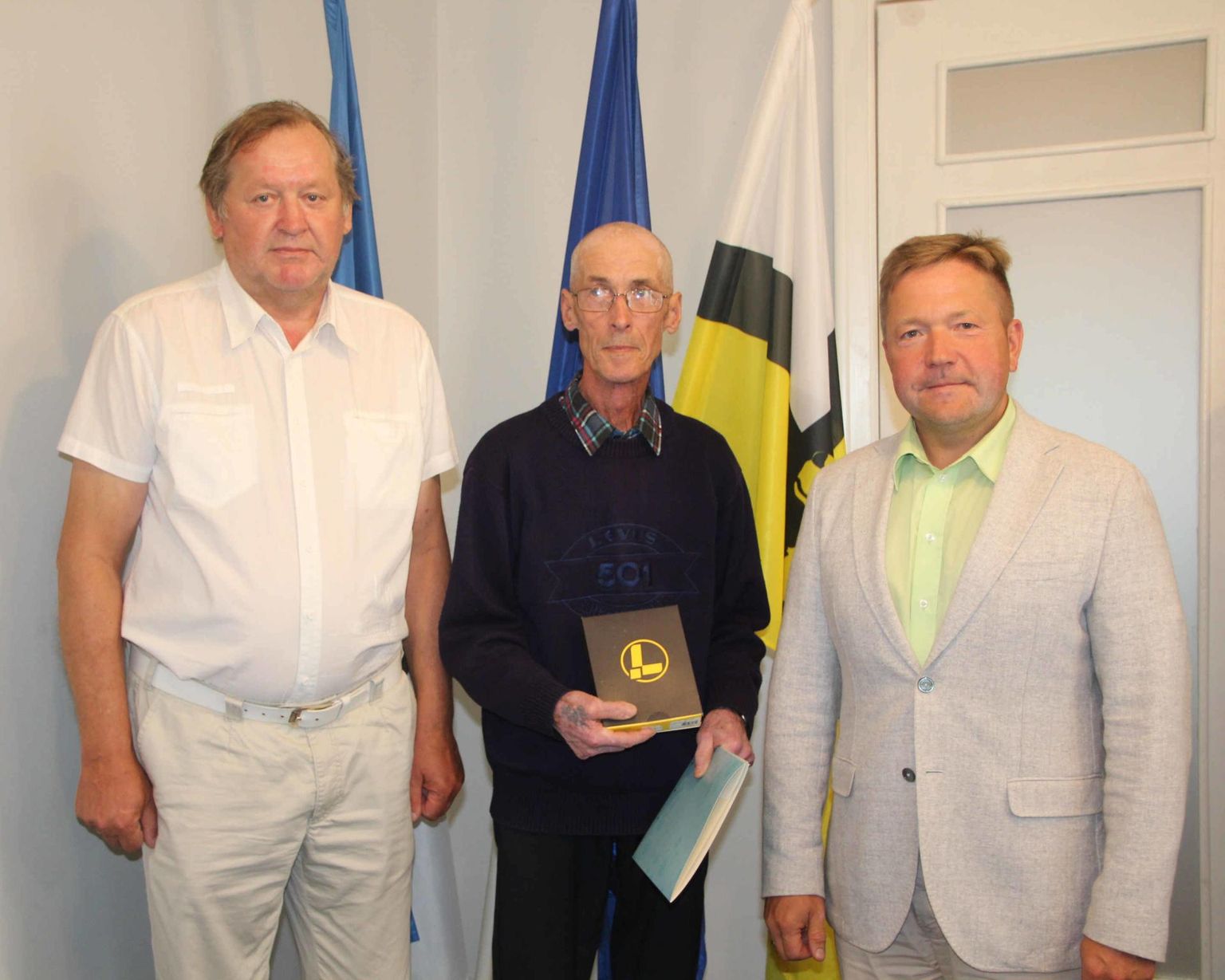 Aleksander Mõttust õnnitlesid ka Otepää vallavanem Jaanus Barkala (paremal) ja vallavolikogu esimees Rein Pullerits.
