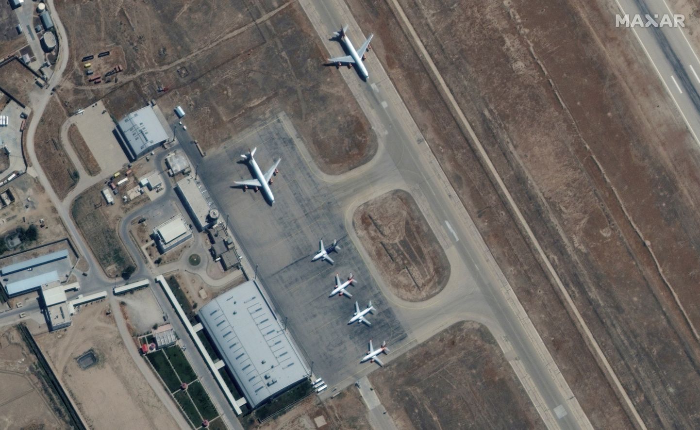 Mazār-e Sharīfi lennuväljal evakuatsiooni algust ootavad lennukid.